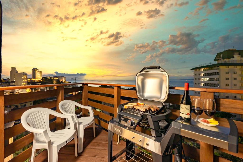 grill na balkonie z widokiem na ocean w obiekcie LONG VACATION w mieście Shirahama