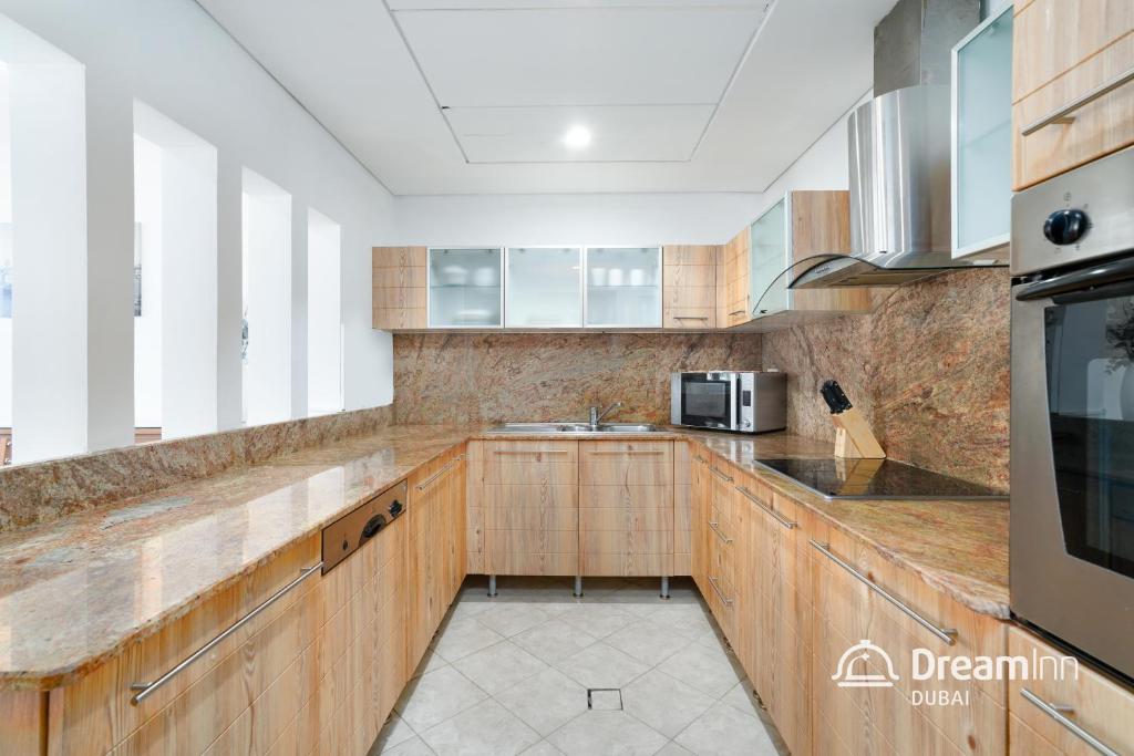Kuchyň nebo kuchyňský kout v ubytování Dream Inn Apartments- Emaar Towers - Rega Al Buteen