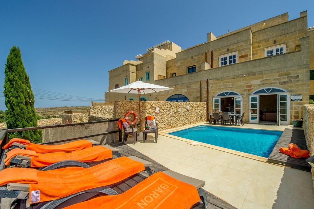 Bazén v ubytování Hanini Holiday Home nebo v jeho okolí
