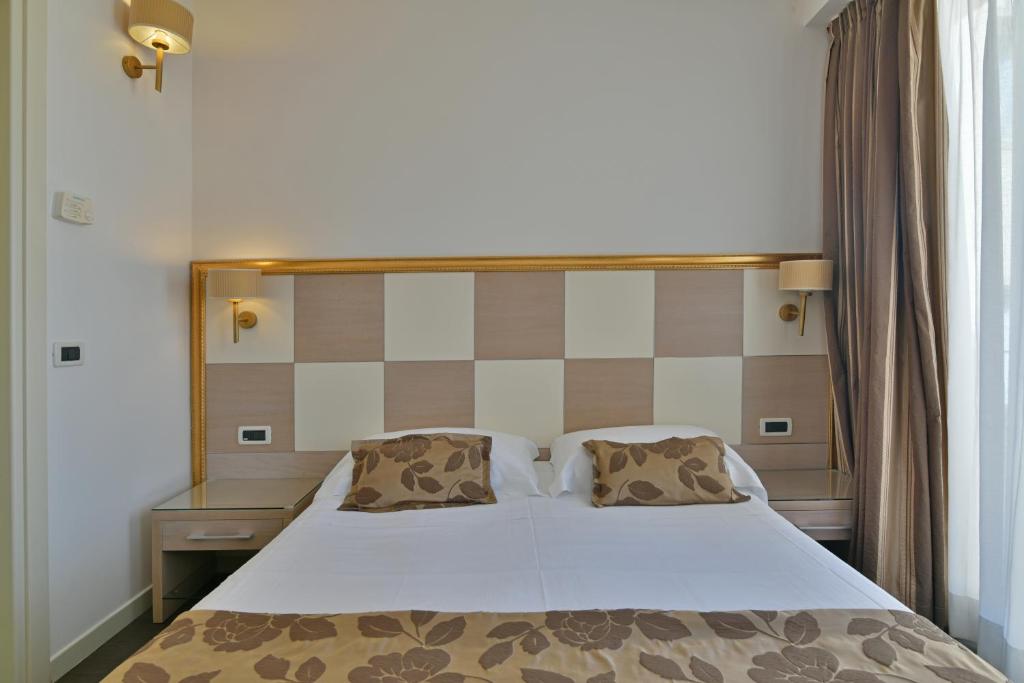 Postel nebo postele na pokoji v ubytování Hotel Le Chevalier