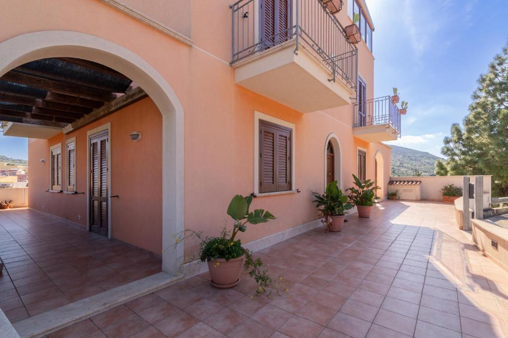 a villa with a balcony and a courtyard at Appartamento Custonaci Uno in Custonaci