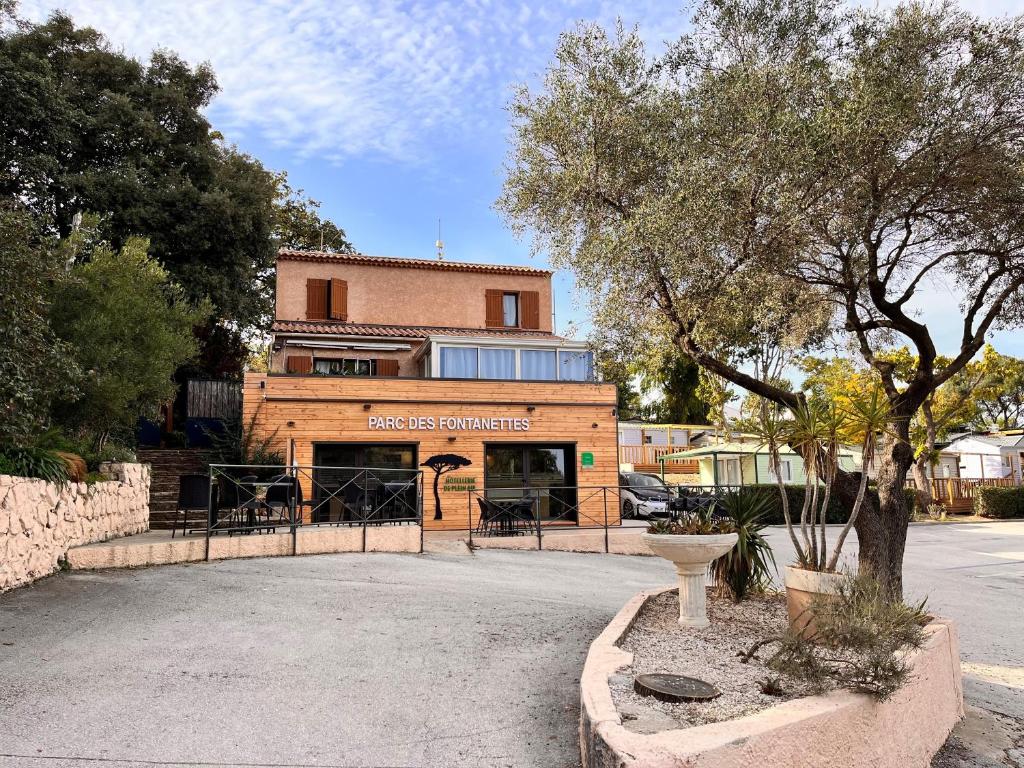 un bâtiment avec un restaurant sur le côté d'une rue dans l'établissement Camping PARC DES FONTANETTES, à La Seyne-sur-Mer