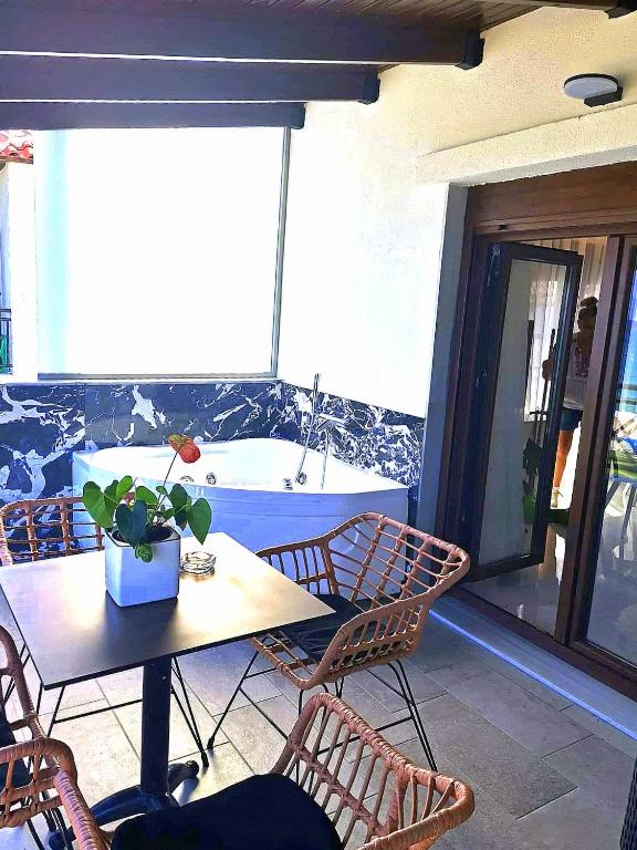 Część wypoczynkowa w obiekcie Lux Suite Sea Front Avra