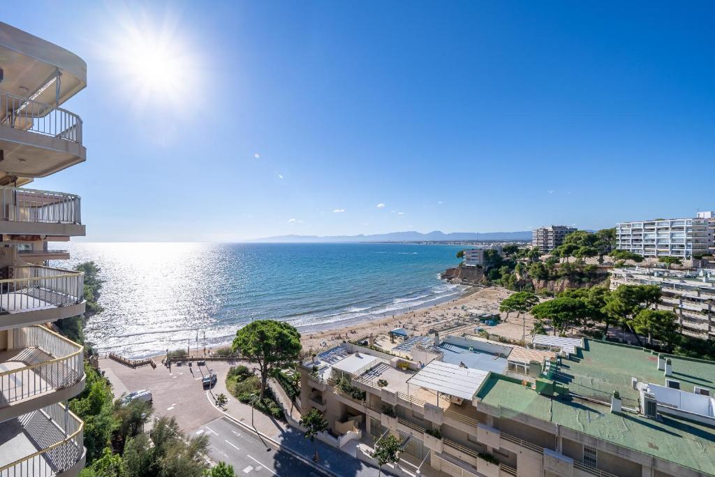 een uitzicht op het strand en de oceaan vanuit een gebouw bij Hauzify I Apartament Gavina in Salou