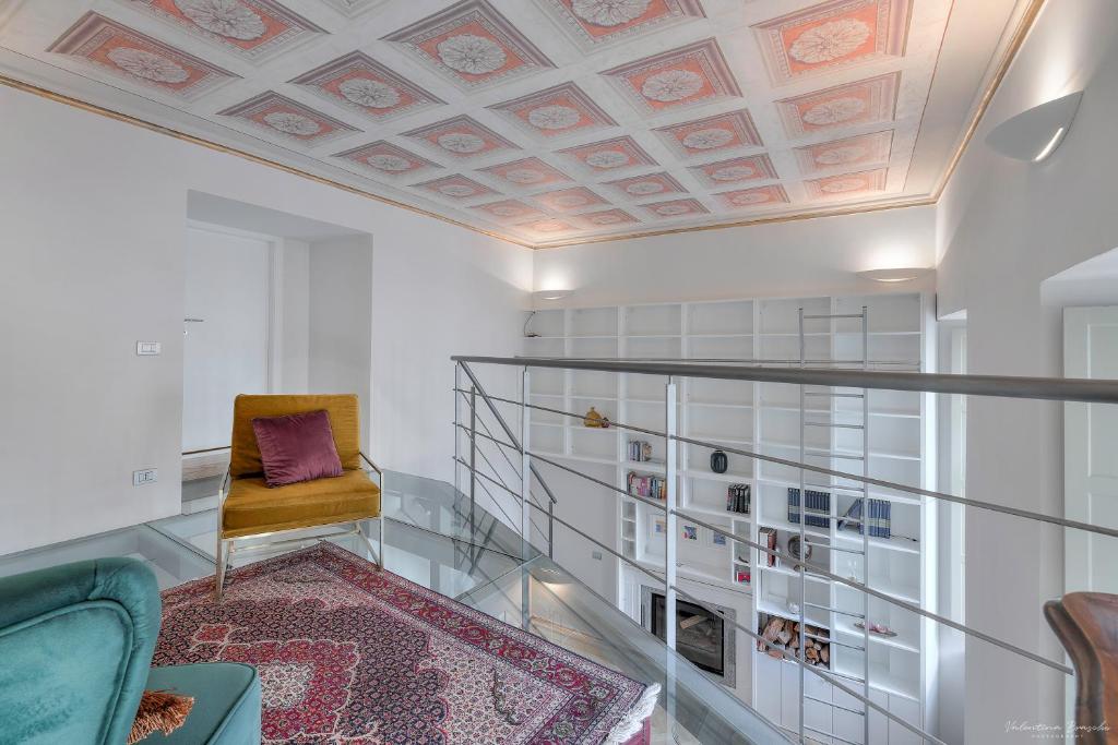 Habitación con escalera de cristal y silla en Appartamento Conte Verde 1756 - Storie e Dimore, en Turín