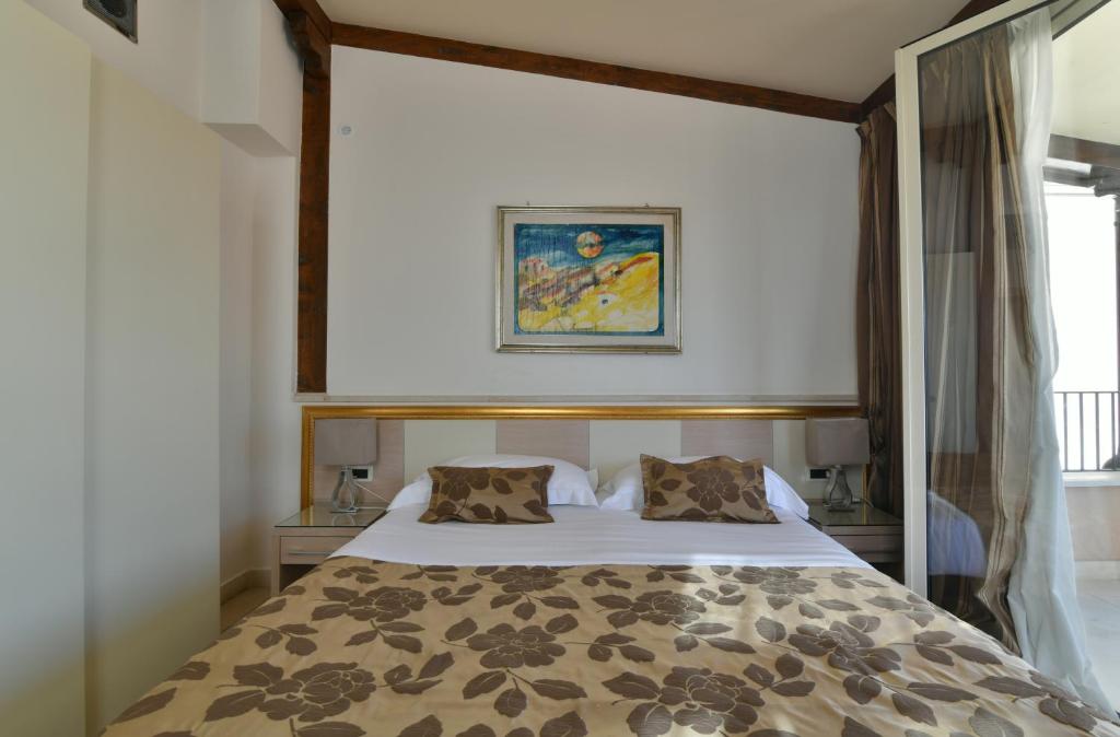Postel nebo postele na pokoji v ubytování Hotel Le Chevalier