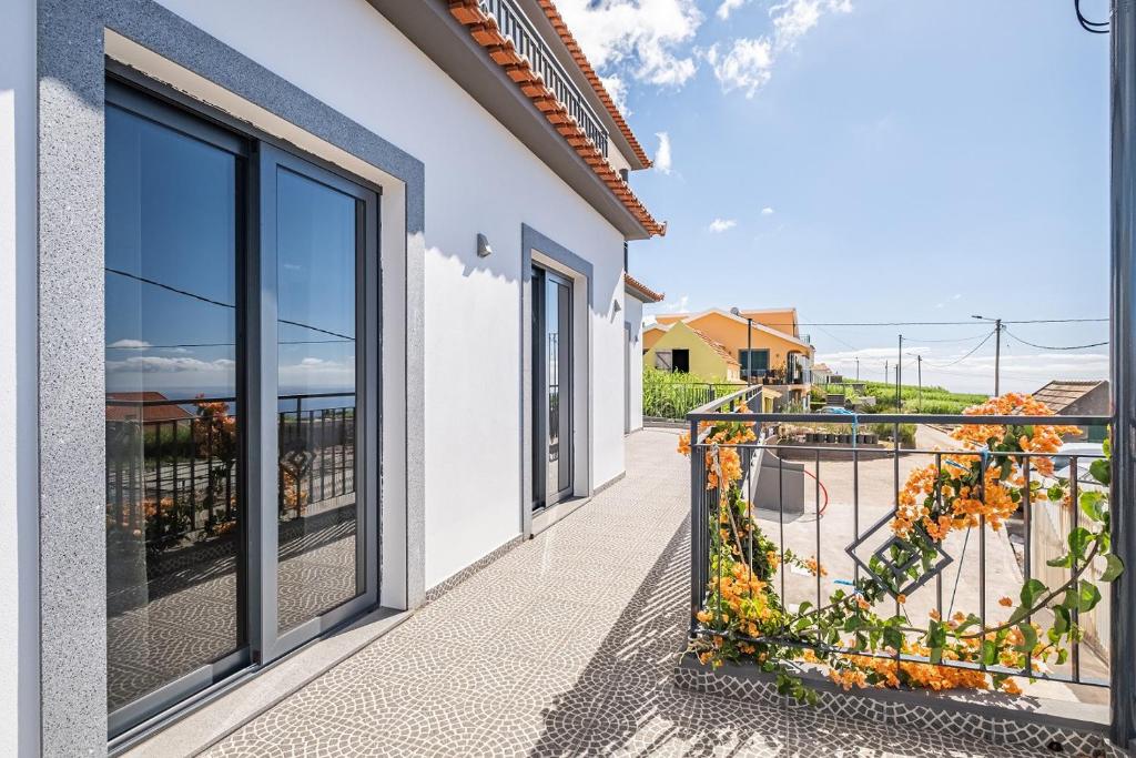 balcón con vistas al océano en Canhas Residence I by Madeira Sun Travel, en Ponta do Sol