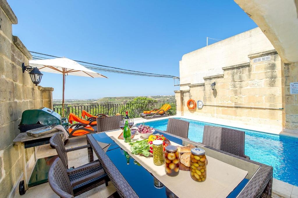 Bazén v ubytování Ta Rena Holiday Home nebo v jeho okolí