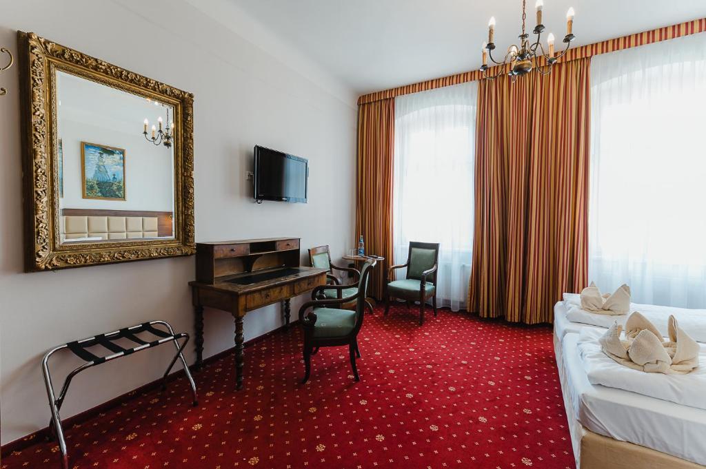 TV a/nebo společenská místnost v ubytování Hotel Alt Görlitz