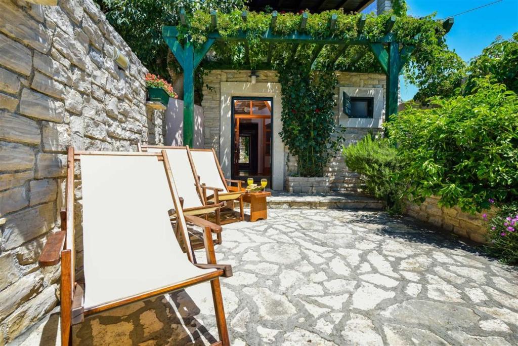 Vonkajšia záhrada v ubytovaní Stone Holiday house Zara with jacuzzi