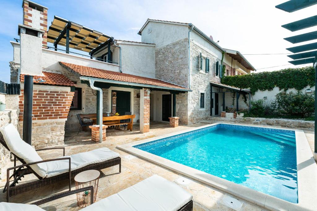 Bazén v ubytovaní Stone Villa Mia with pool alebo v jeho blízkosti