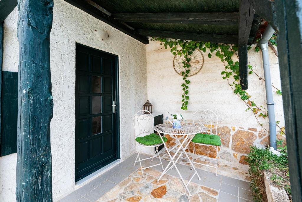 Patio lub wspólna przestrzeń na świeżym powietrzu w obiekcie Stone Villa Mia with pool
