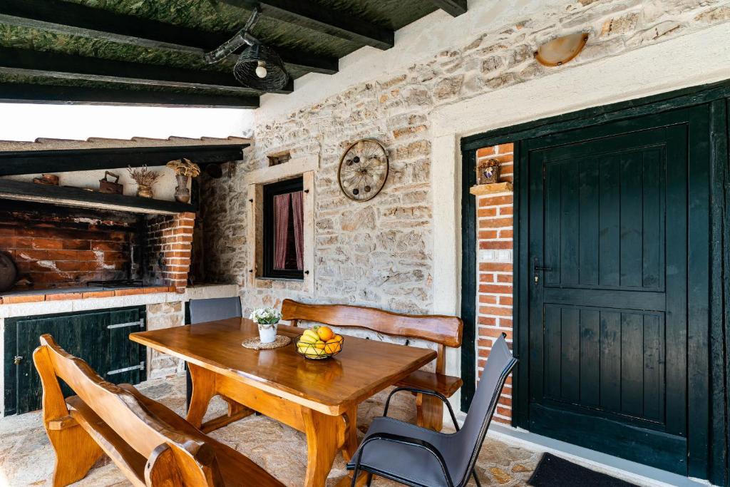 Zdjęcie z galerii obiektu Stone Villa Mia with pool w mieście Debeljak