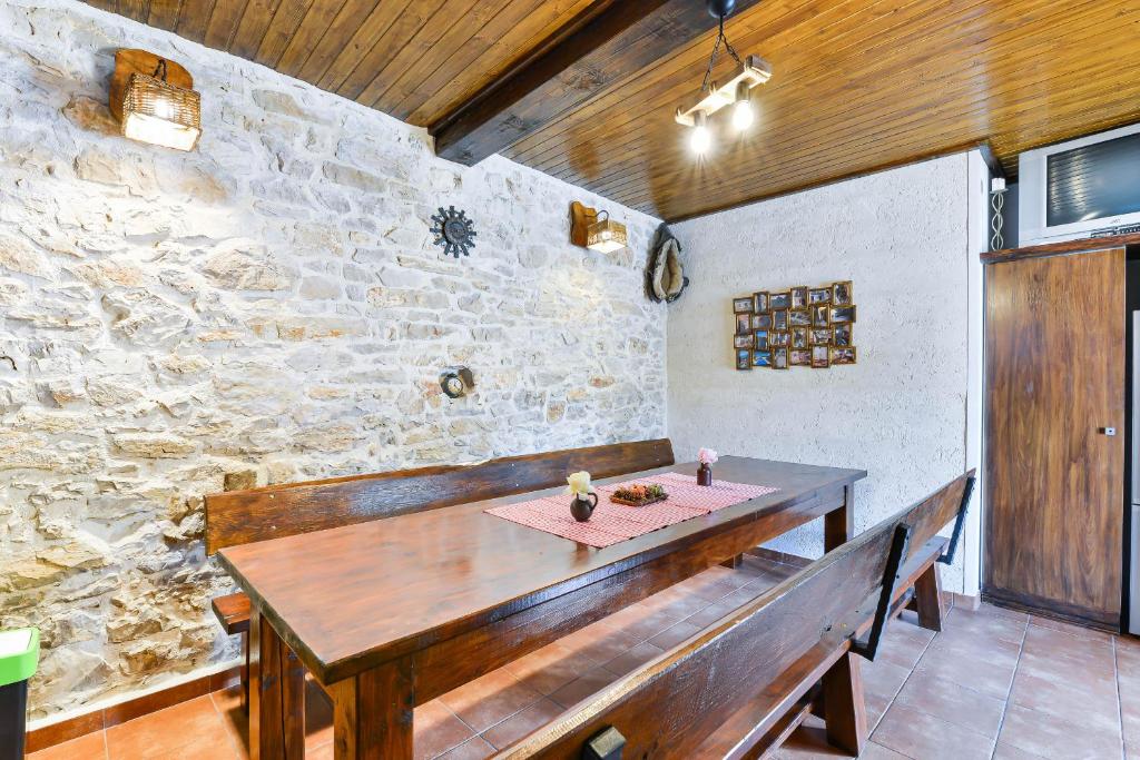 Zdjęcie z galerii obiektu Stone Villa Mia with pool w mieście Debeljak