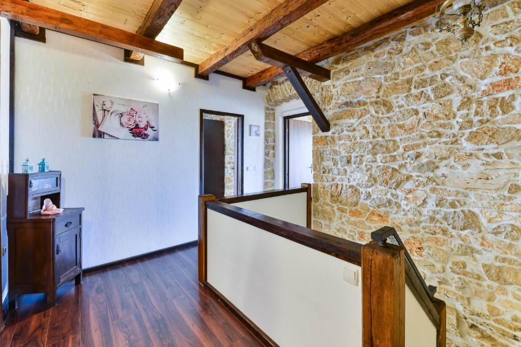 Zdjęcie z galerii obiektu Stone Villa Mia with pool w mieście Debeljak
