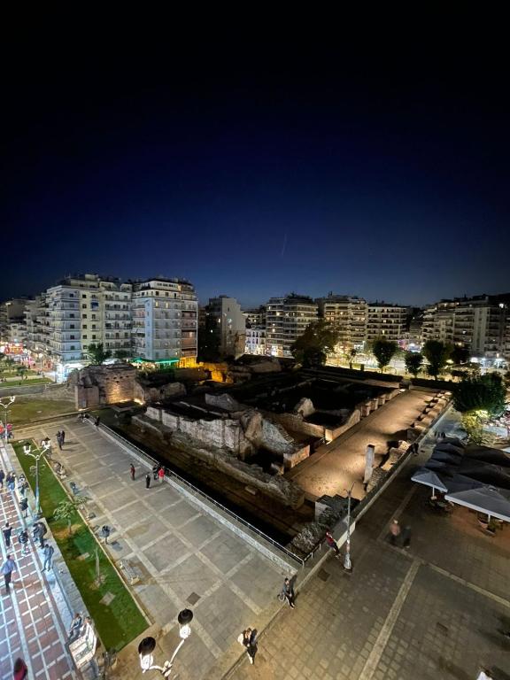 widok na miasto w nocy z budynkami w obiekcie Galerius Palace View by Agora Flats w Salonikach