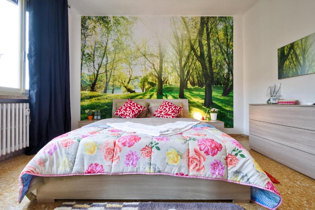 a bedroom with a bed with a painting on the wall at R&R Apartment in Marghera