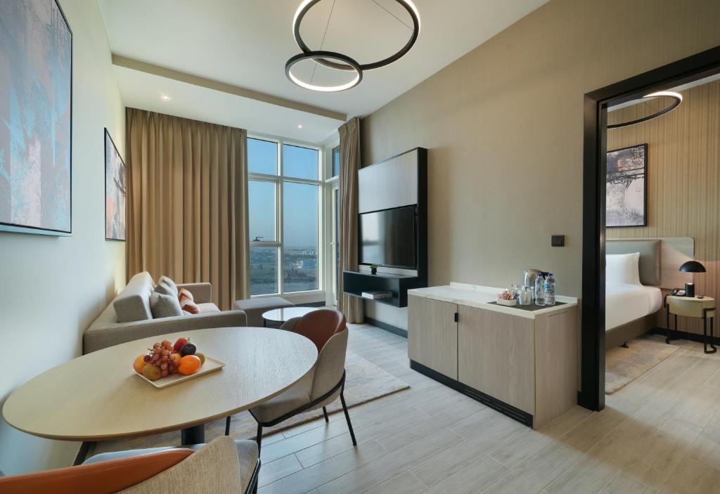 تصویر اتاق‌های DAMAC Hills 2 Hotel, an Edge by Rotana Hotel - تصویر ۲