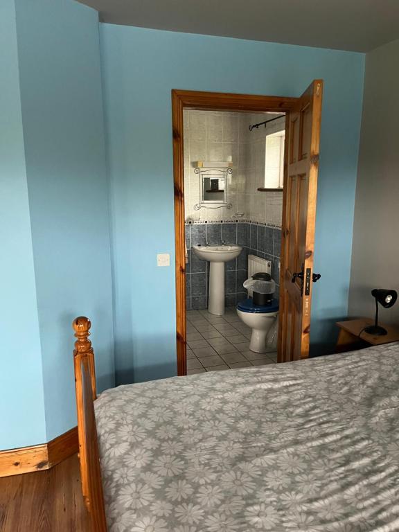 Postel nebo postele na pokoji v ubytování Doughlasha House V93RX64