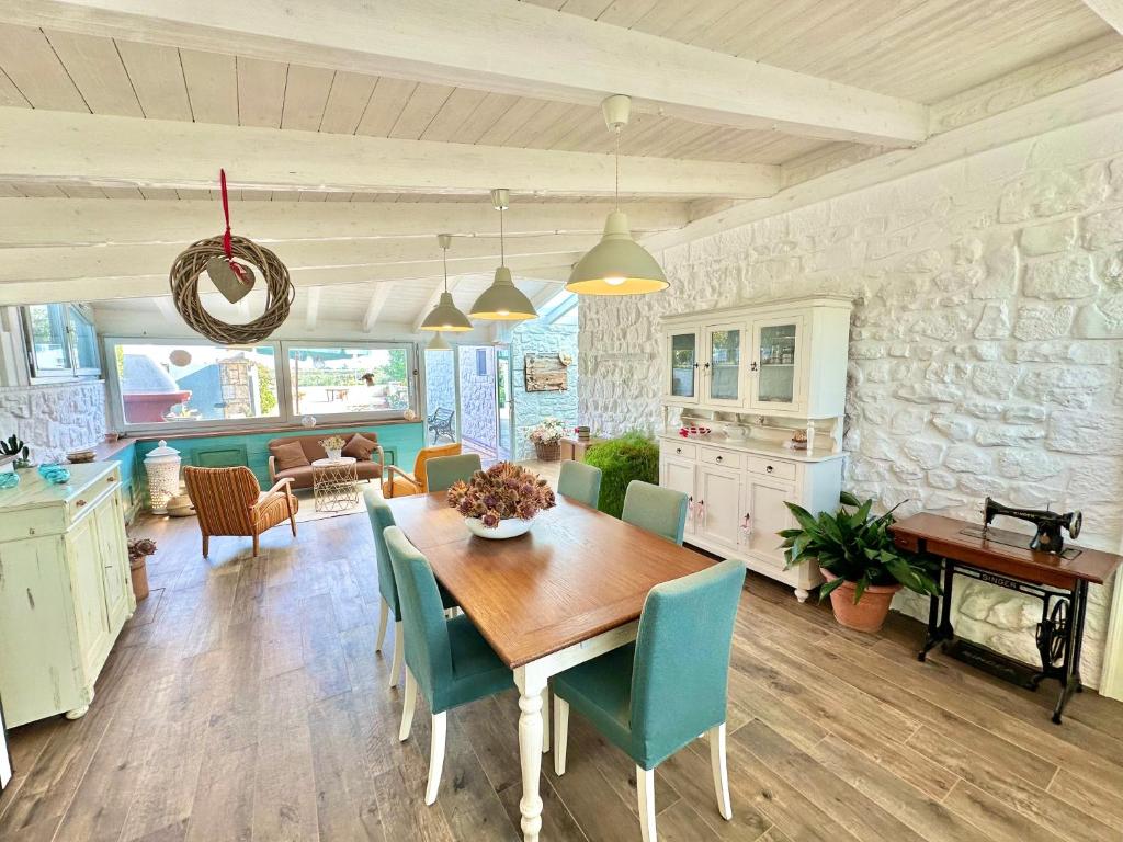 une cuisine et une salle à manger avec une table et des chaises dans l'établissement Trullo il Carrubo, à Alberobello