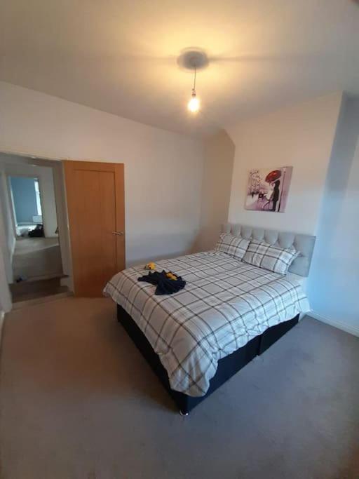 3 bedroom house lots of parking Maybank Newcastle under Lyme, Longport