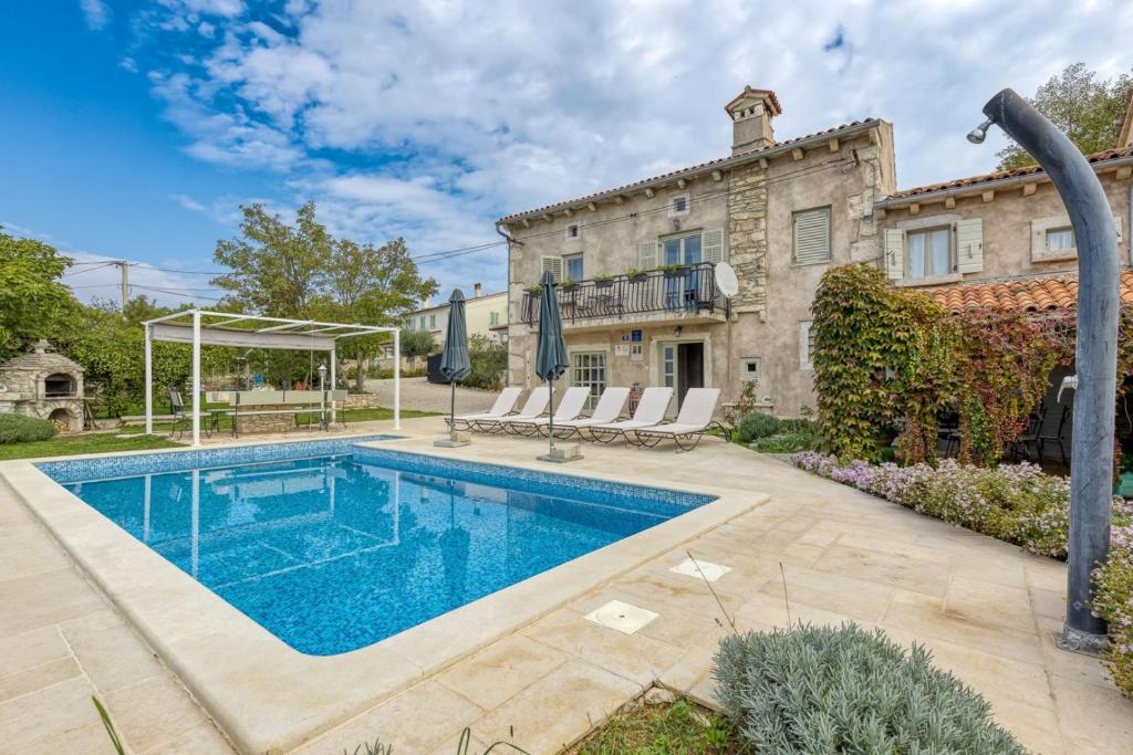 ein Pool vor einem Haus in der Unterkunft Villa Targeto with Sea View in Trget