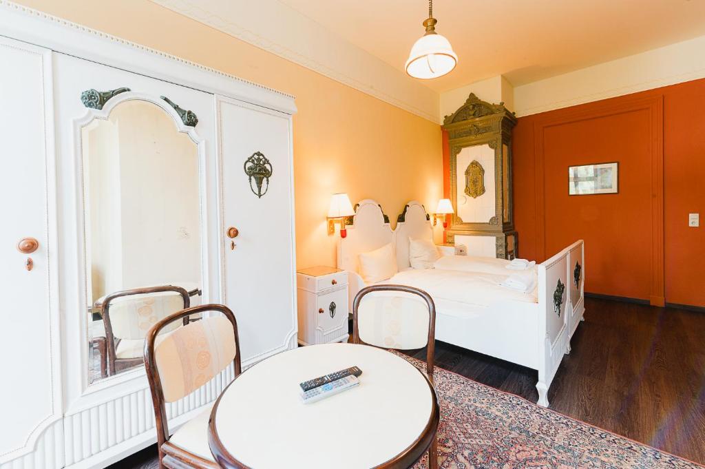 ゲルリッツにあるFerienwohnung Alt Görlitzのベッドルーム1室(ベッド2台、テーブル2台、椅子付)