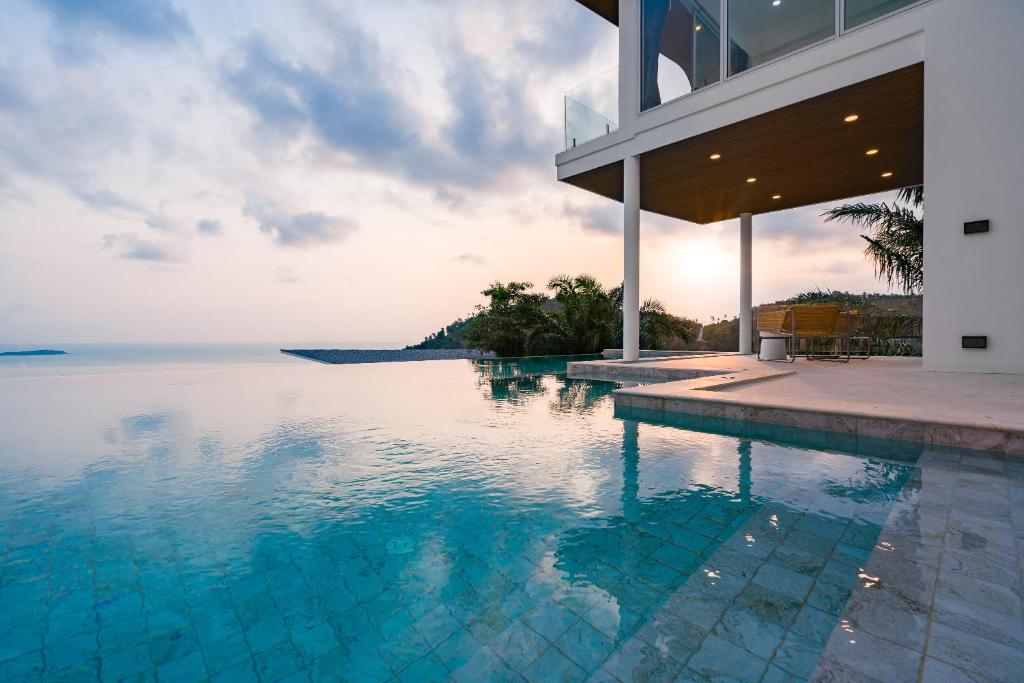 una casa con piscina junto al océano en Villa The Wave, en Nathon Bay