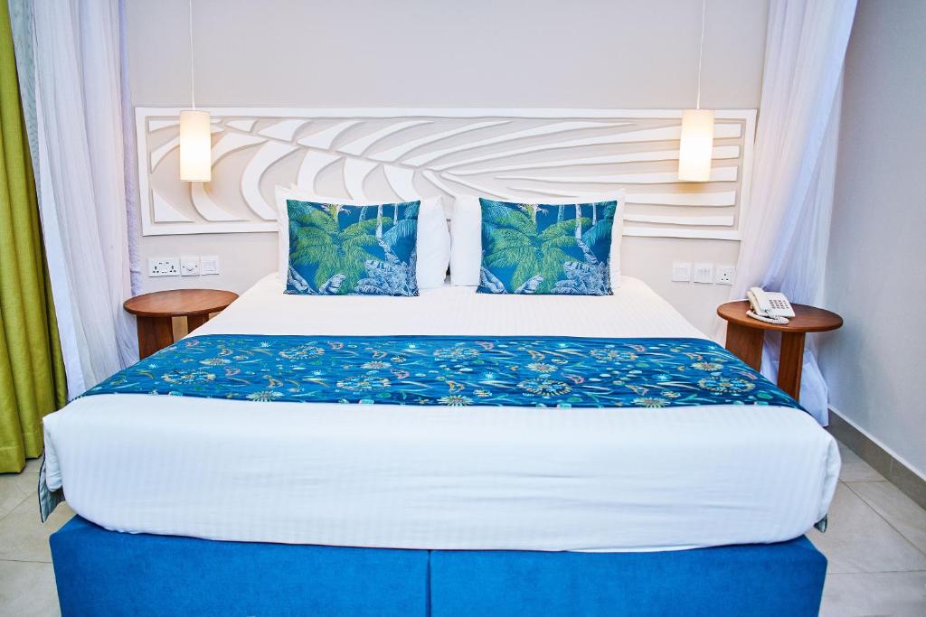 Postel nebo postele na pokoji v ubytování Neptune Village Beach Resort & Spa - All Inclusive