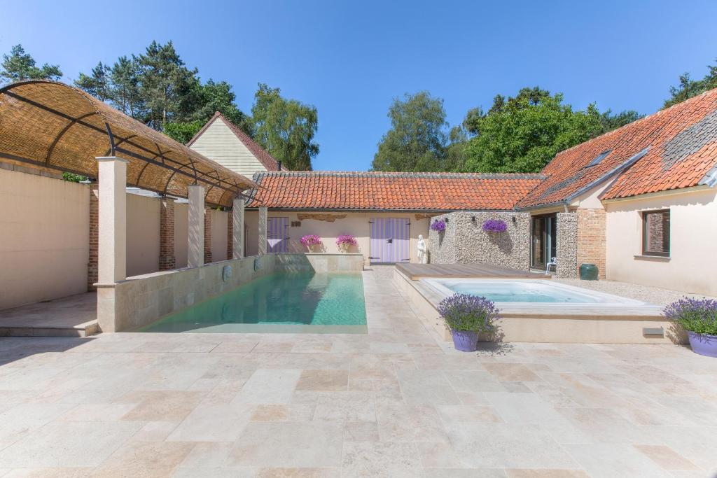 a swimming pool in the backyard of a house at Cap d'Eau in Waasmunster