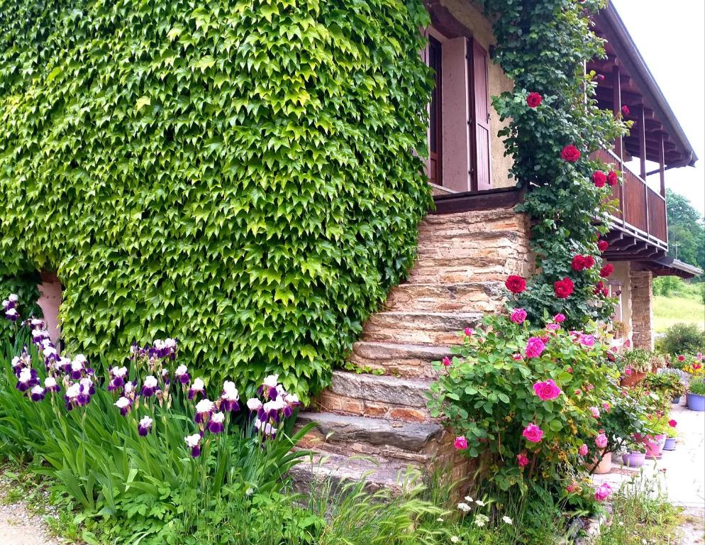 een trap naar een huis met bloemen bij LA CASA DI GILINDO in Roccabruna