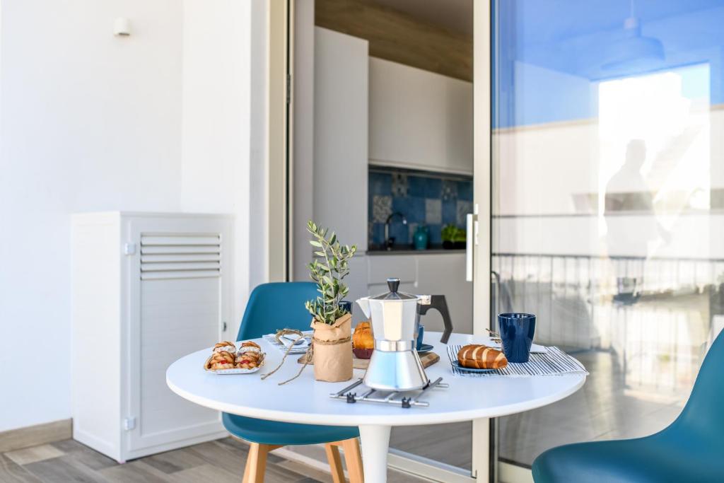 una mesa con una cafetera encima en Mare Villas Pescoluse- Design Apartment en Marina di Pescoluse