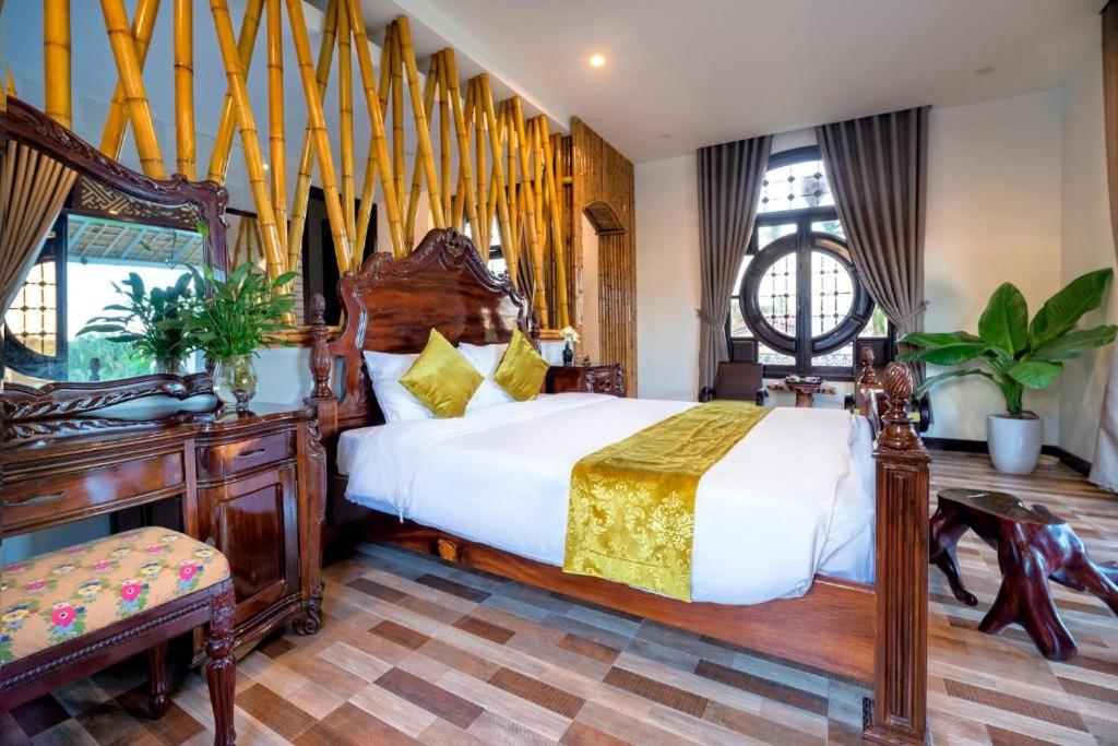 Postel nebo postele na pokoji v ubytování Nipa Riverside Villa By The Little Hoi An