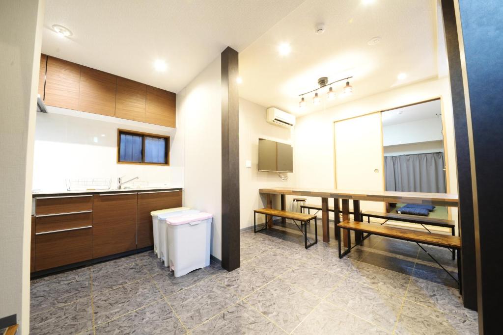 eine Küche mit Tisch und ein Esszimmer in der Unterkunft NY Cottage（コテージ） in Tokio