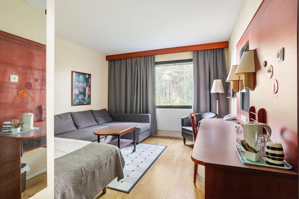 una camera d'albergo con un letto e un divano di Best Western Hotell SoderH a Söderhamn