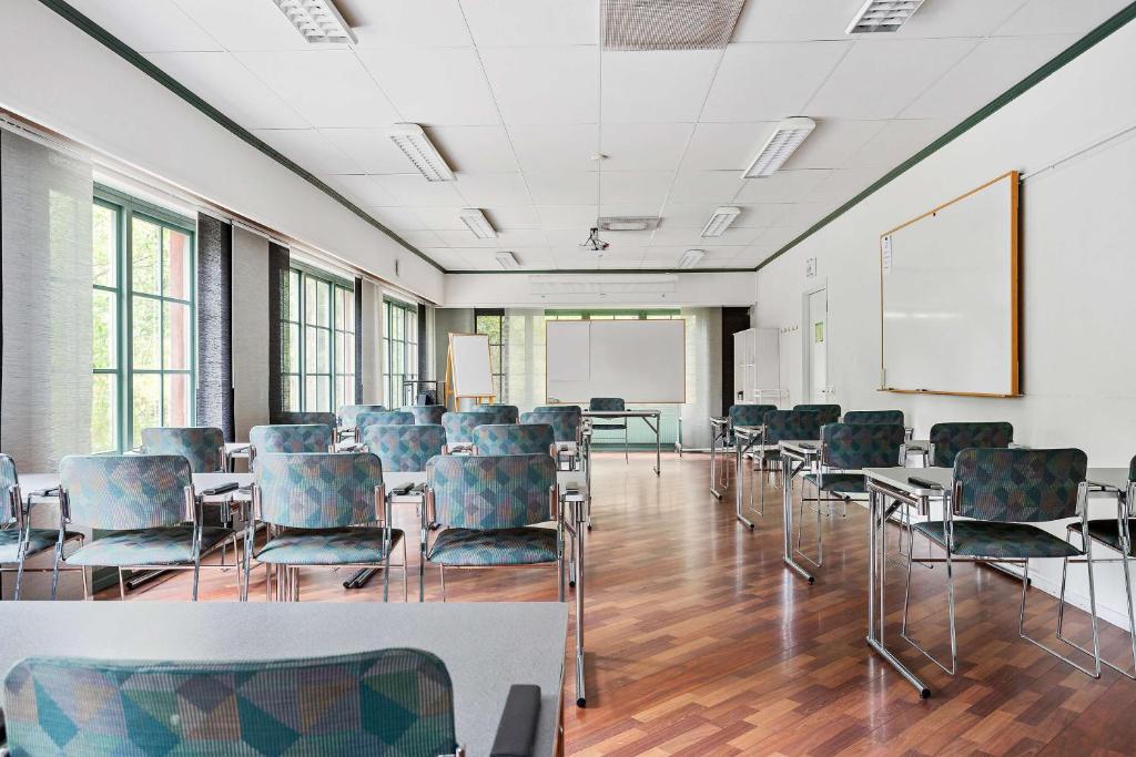 una sala conferenze con sedie e una lavagna bianca di Best Western Hotell SoderH a Söderhamn