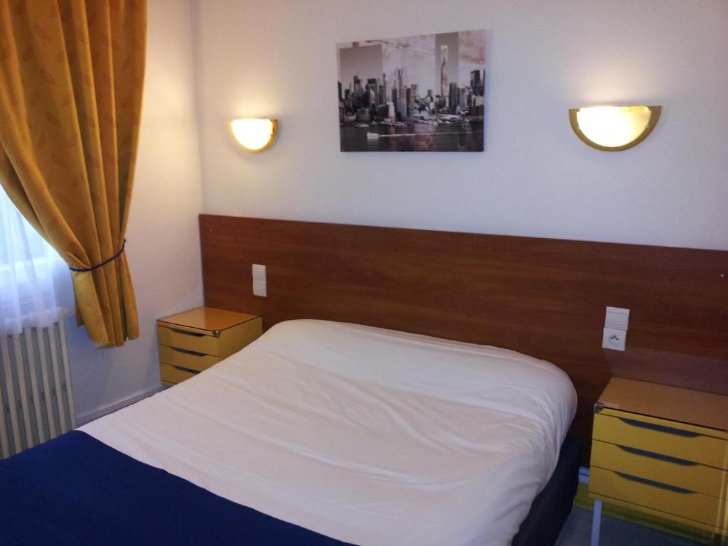 Postel nebo postele na pokoji v ubytování Hôtel Du Stade