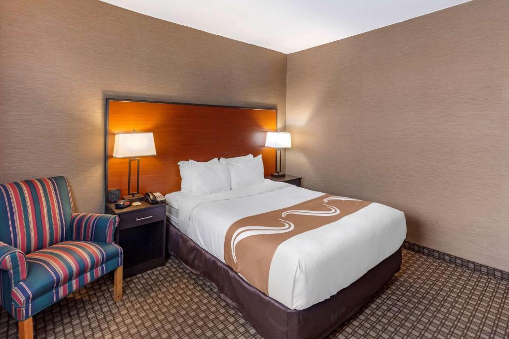 Postel nebo postele na pokoji v ubytování Quality Inn Toronto Airport