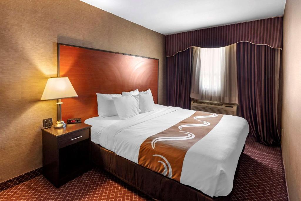 Postel nebo postele na pokoji v ubytování Quality Inn Toronto Airport