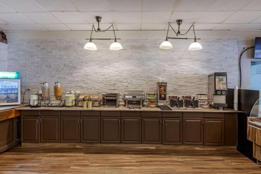 Kuchyň nebo kuchyňský kout v ubytování Quality Inn Toronto Airport