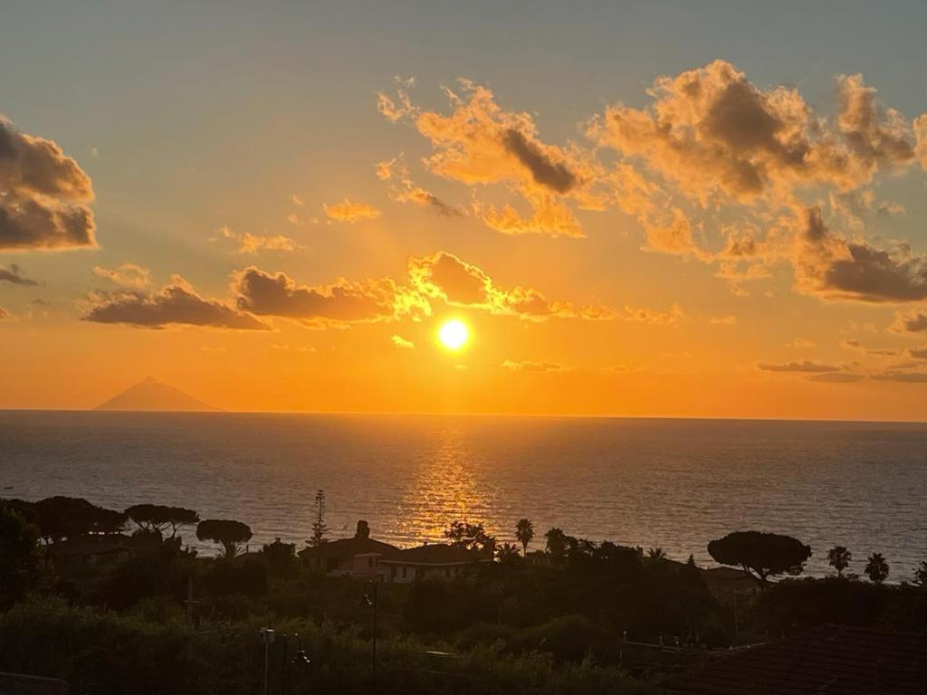 B&B Jerocades في بارغيليا: غروب الشمس على المحيط مع الشمس في السماء