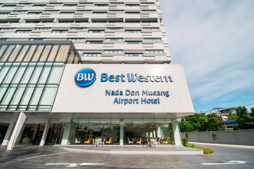 バンコクにあるBest Western Nada Don Mueang Airport hotelの西洋のエアポートホテルを作る際の標識が書かれた建物