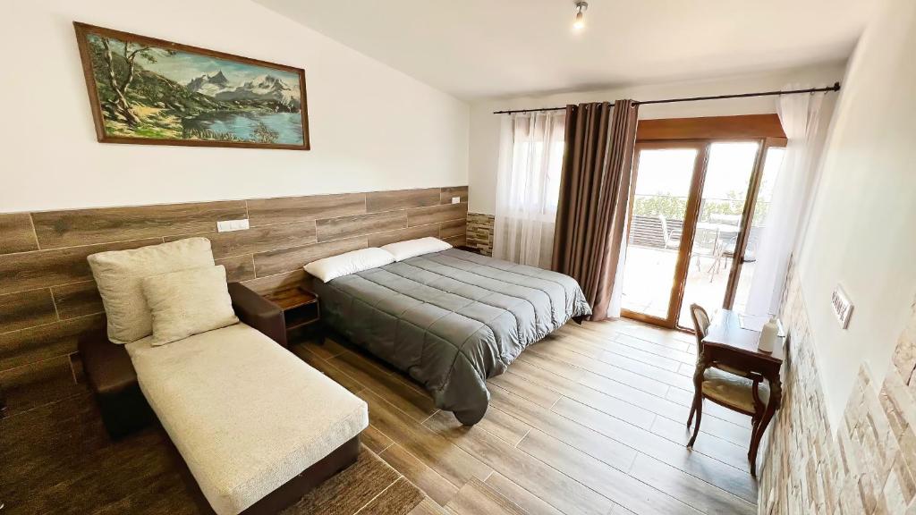 A bed or beds in a room at Posada Rural SPA Granja LA TEJERA de Lozoya