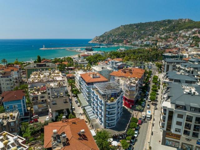 een luchtzicht op een stad met gebouwen en de oceaan bij Gurses Life Hotel in Alanya