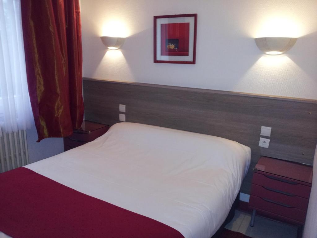 Postel nebo postele na pokoji v ubytování Hôtel Du Stade