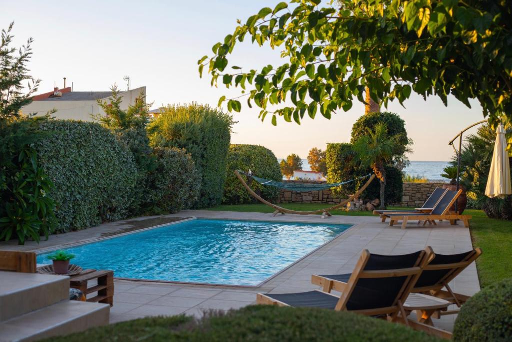 Basen w obiekcie Villa Mathios lub w pobliżu