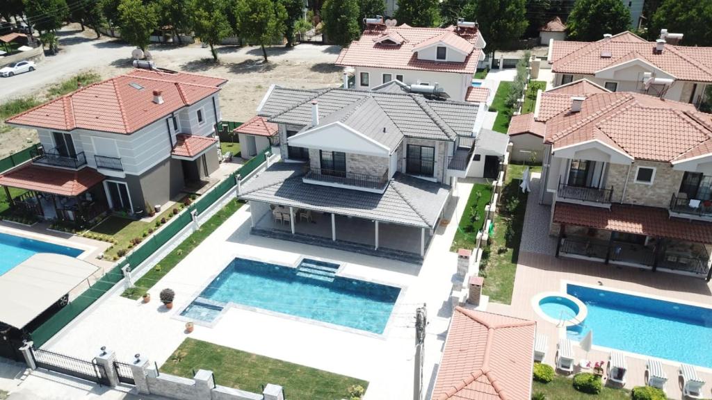Bazén v ubytování Villa ERTUNÇ - Kaliteli Tatilin Adresi nebo v jeho okolí
