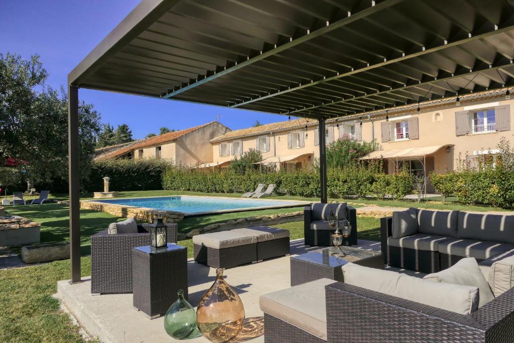 pergola z basenem w ogrodzie w obiekcie LES DEMEURES DE LA BEAUCLAIRE w mieście Piolenc