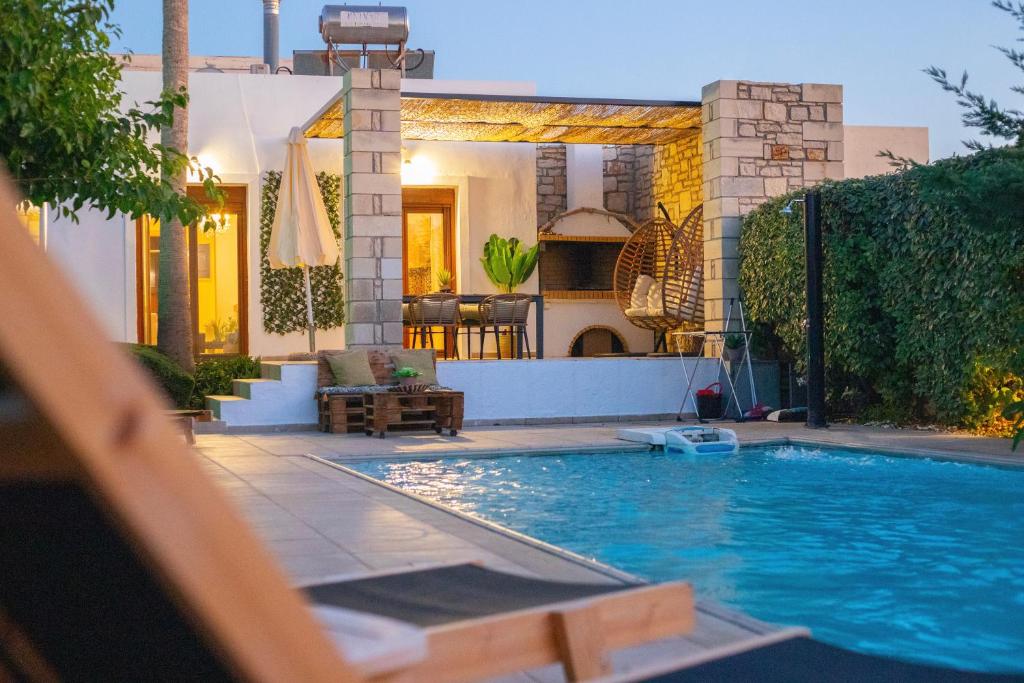 Basen w obiekcie Villa Mathios lub w pobliżu
