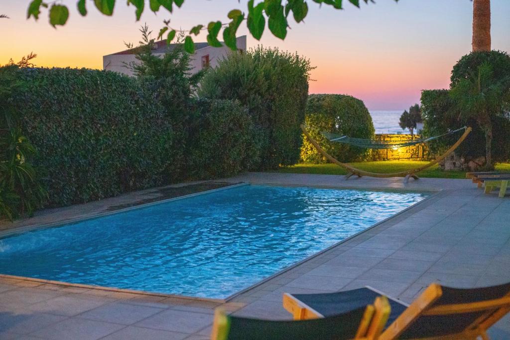 Basen w obiekcie Villa Mathios lub w pobliżu